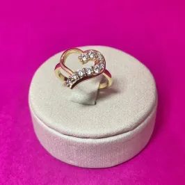 Anel Dourado Coração Metade Cravejado