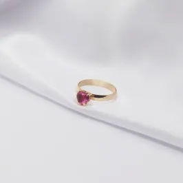 ANEL DOURADO SOLITÁRIO ARO LISO COM CENTRAL CORAÇÃO PINK