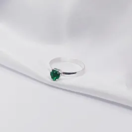 ANEL PRATA SOLITÁRIO ARO LISO COM CENTRAL CORAÇÃO ESMERALDA