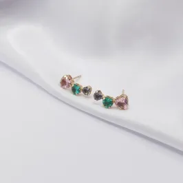 BRINCO DOURADO EAR CUFF COM TRÊS CORAÇÕES COLORIDOS