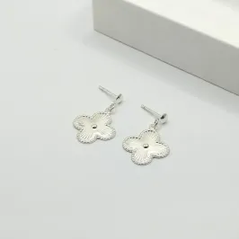 BRINCO PRATA PENDURICALHO TREVO VAN CLEEF DETALHADO