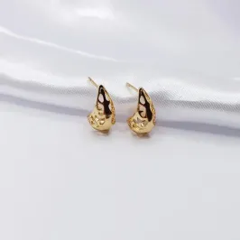 BRINCO DOURADO ARGOLA ABAULADA COM DETALHE VAZADO