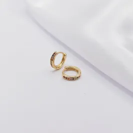 BRINCO DOURADO ARGOLINHA CRAVEJADA COM ZIRCÔNIA COLORIDA M