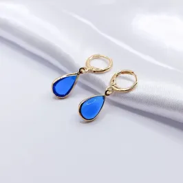 BRINCO DOURADO CIRCULO VAZADO COM CRISTAL OVAL AZUL