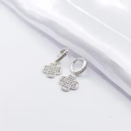 BRINCO PRATA ARGOLINHA CLICK TREVO VAN CLEFF CRAVEJADO