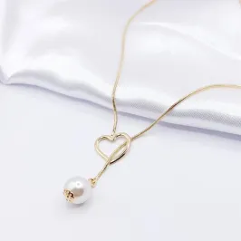 COLAR DOURADO GRAVATINHA COM CORAÇÃO LISO E PÉROLA 45CM