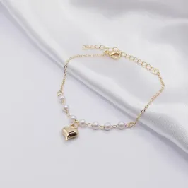 PULSEIRA DOURADA COM PÉROLAS E PINGENTE CORAÇÃO