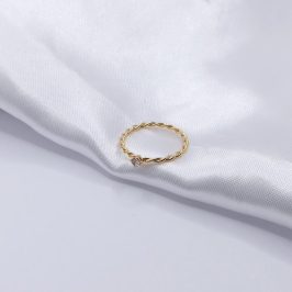 ANEL DOURADO SOLITÁRIO COM ARO TORCIDO E PONTO DE LUZ