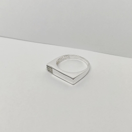 ANEL PRATA BORDA QUADRADA DETALHADO EM ZIRCÔNIA