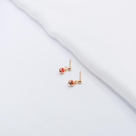 BRINCO DOURADO BOLINHA COM MINI CORAÇÃO VERMELHO
