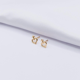 BRINCO DOURADO CORAÇÃO VAZADO COM DETALHE DE CRUZ