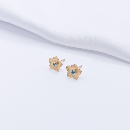 BRINCO DOURADO FLOR COM PONTO DE LUZ AZUL P