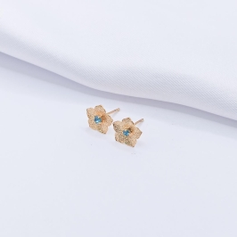 BRINCO DOURADO FLOR COM PONTO DE LUZ AZUL CLARO P