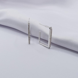 BRINCO PRATA ARGOLA QUADRADA COM UMA FILEIRA DE ZIRCÔNIA
