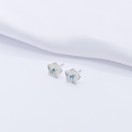 BRINCO PRATA FLOR COM PONTO DE LUZ AZUL CLARO P
