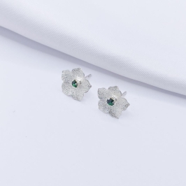 BRINCO PRATA FLOR COM PONTO DE LUZ VERDE G