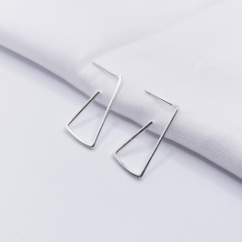 BRINCO PRATA ARGOLA TRIANGULAR FIO LISO