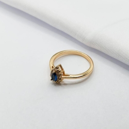 ANEL DOURADO SOLITÁRIO GOTA AZUL BORDA CRAVEJADA