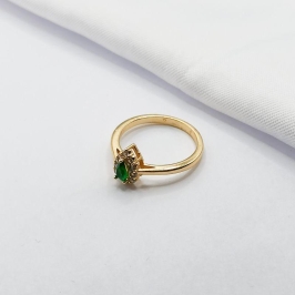 ANEL DOURADO SOLITÁRIO GOTA VERDE BORDA CRAVEJADA