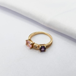 ANEL DOURADO ZIRCÔNIA GEOMÉTRICA ROSA, LILÁS E CRISTAL