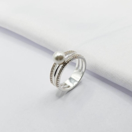 ANEL PRATA TRÊS FILEIRAS CRAVEJADAS COM CENTRAL PÉROLA