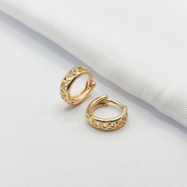 BRINCO DOURADO ARGOLINHA CLICK COM MINI CORAÇÕES