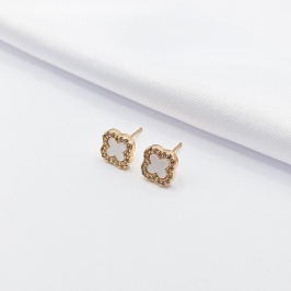 BRINCO DOURADO INSPIRAÇÃO TREVO VAN CLEEF MADREPÉROLA M