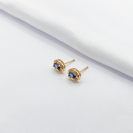 BRINCO DOURADO PONTO DE LUZ OVAL AZUL COM BORDA CRAVEJADA