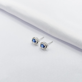 BRINCO PRATA PONTO DE LUZ OVAL AZUL COM BORDA CRAVEJADA