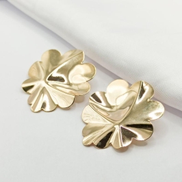 BRINCO DOURADO FLOR AMASSADA
