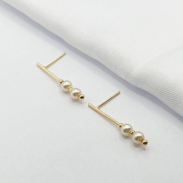 BRINCO DOURADO PALITO COM PÉROLAS
