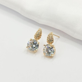 BRINCO DOURADO PONTO DE LUZ E DETALHE CRAVEJADO