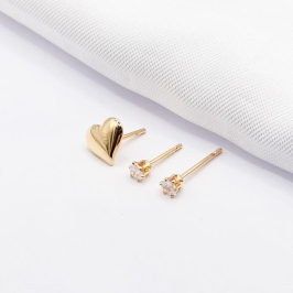 BRINCO DOURADO TRIO CORAÇÃO E PONTO DE LUZ