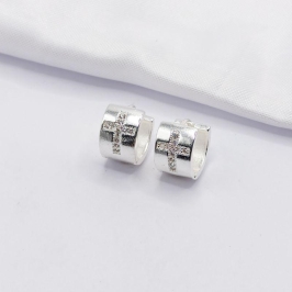 BRINCO PRATA ARGOLINHA CLICK ROBUSTA COM CRUZ CRAVEJADA