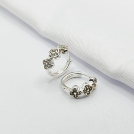 BRINCO PRATA ARGOLINHA CLICK TREVOS VAN CLEEF CRISTAL