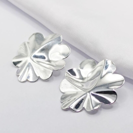 BRINCO PRATA FLOR AMASSADA