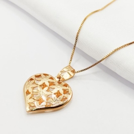 GARGANTILHA DOURADA CORAÇÃO COM FLORES 45CM