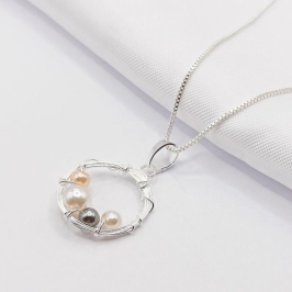 GARGANTILHA PRATA CÍRCULO COM PÉROLAS 45CM