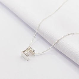 GARGANTILHA PRATA LETRA E CRAVEJADA 45CM