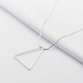 GARGANTILHA PRATA TRIÂNGULO VAZADO