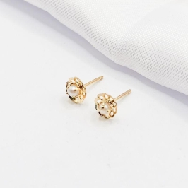 BRINCO DOURADO FLORZINHA E PÉROLA CENTRAL