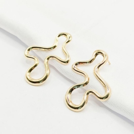 BRINCO DOURADO ORGÂNICO VAZADO