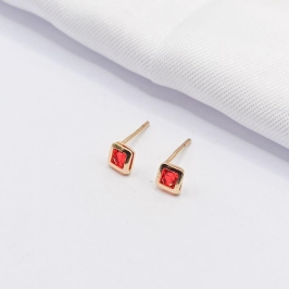 BRINCO DOURADO PONTO DE LUZ QUADRADO VERMELHO