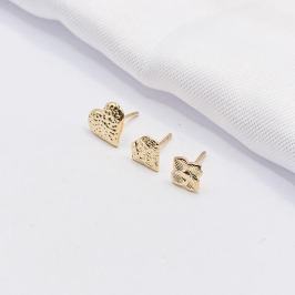 BRINCO DOURADO TRIO CORAÇÃO, DIAMANTE E FLORZINHA