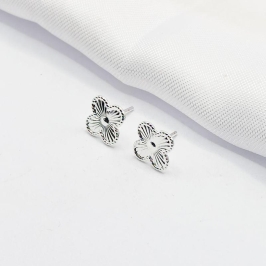 BRINCO PRATA INSPIRAÇÃO TREVO VAN CLEEF DETALHADO