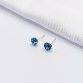 BRINCO PRATA PONTO DE LUZ AZUL DETALHADO G