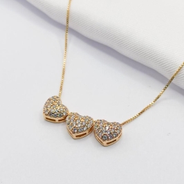 GARGANTILHA DOURADA CHOKER 3 CORAÇÕES CRAVEJADOS 40CM