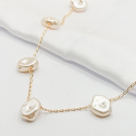 GARGANTILHA DOURADA CHOKER PÉROLAS BARROCAS 40CM