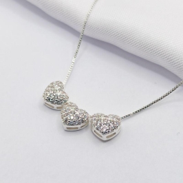 GARGANTILHA PRATA CHOKER 3 CORAÇÕES CRAVEJADOS 40CM