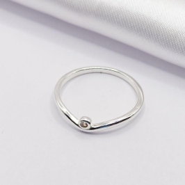 ANEL PRATA FIO COM PONTO DE LUZ EM V SUAVE